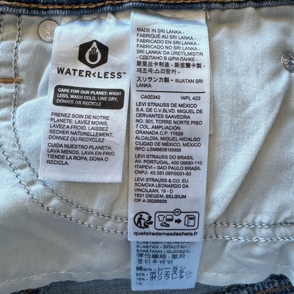 NWT Women's Levi's Mid Length Classic Blue Jean Shorts with Frayed Hem Size 28 - Picture 7 of 10